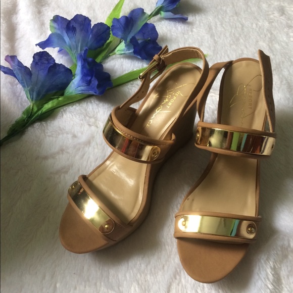 Report Signature Shoes - 🔴last markdown🔴Tan and gold wedge sandals